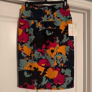 NWT LuLaRoe Cassie Pencil Skirt - Size Small. Quilted floral.